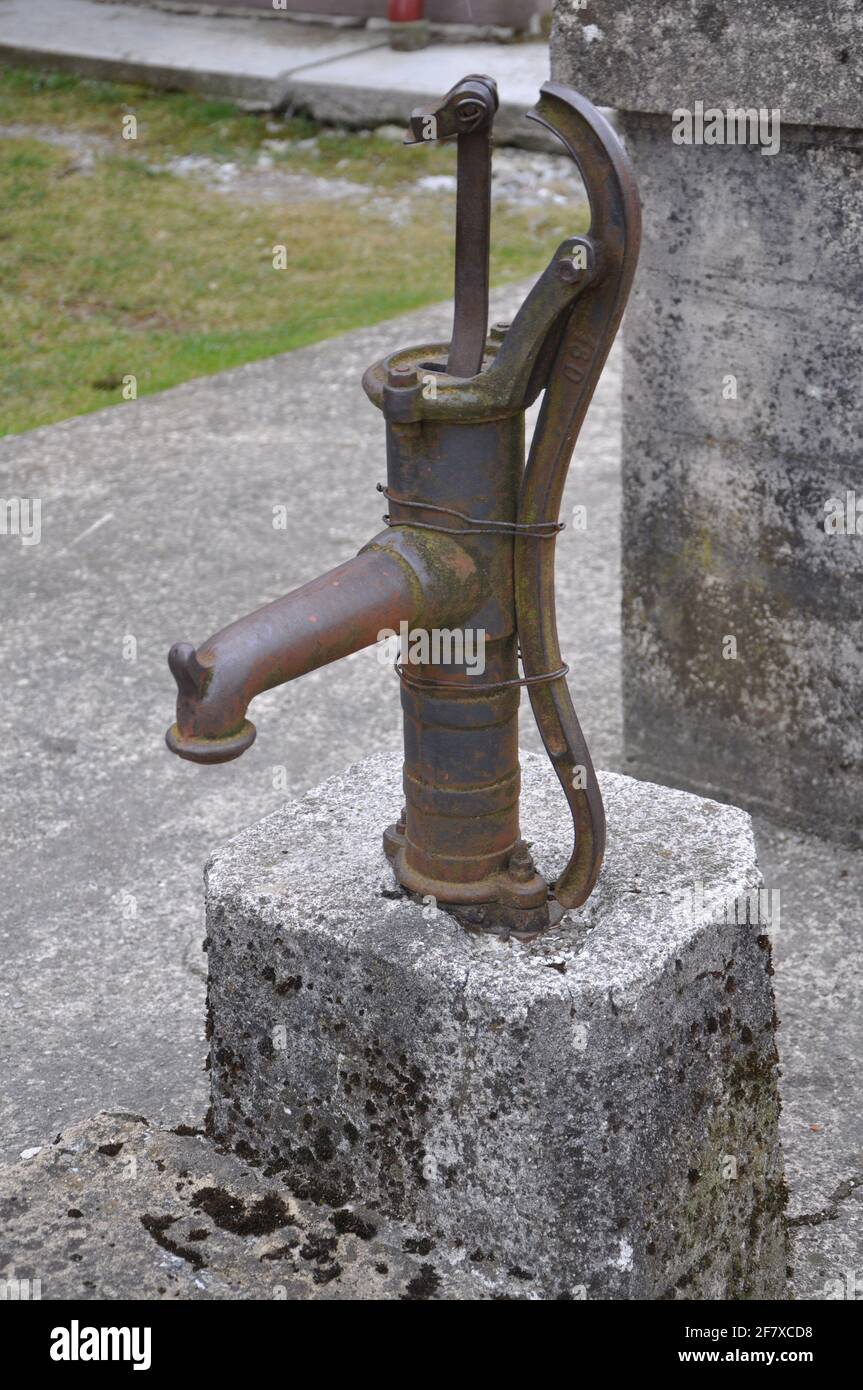 Bomba de agua oxidada vieja. Bomba de agua pasada de moda en la granja  Fotografía de stock - Alamy