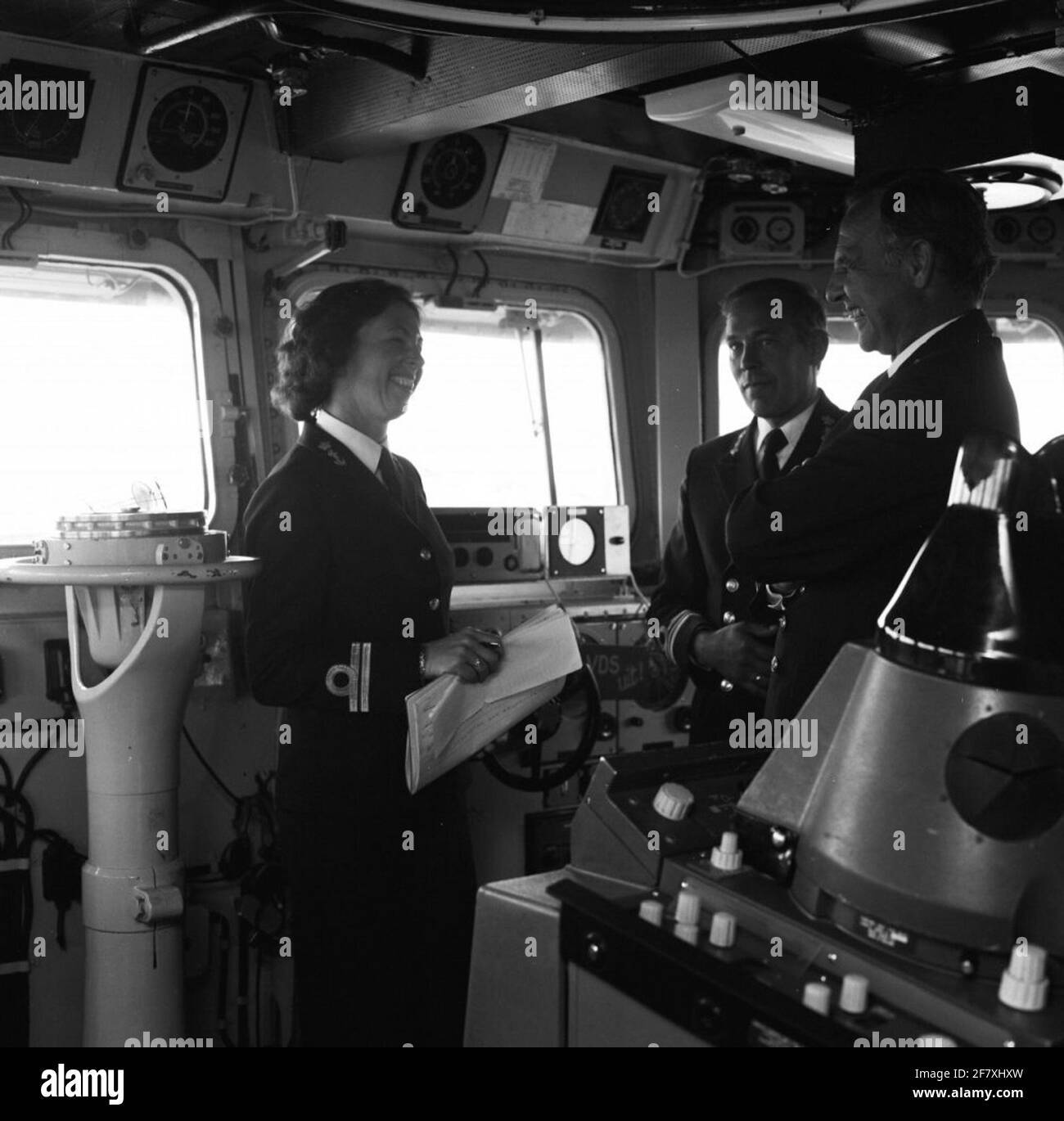 Departamento de Personal Comandante Sea Night Países Bajos Jefe de mostrador Información del frente Teniente en el mar de ​​the 2nd clase OC A.L.P. Vrijburg en una visita de trabajo a la junta de HR.Ms Van Galen habla con el Comandante Capitán Teniente en SEA W.M.D. Vogt. Foto de stock