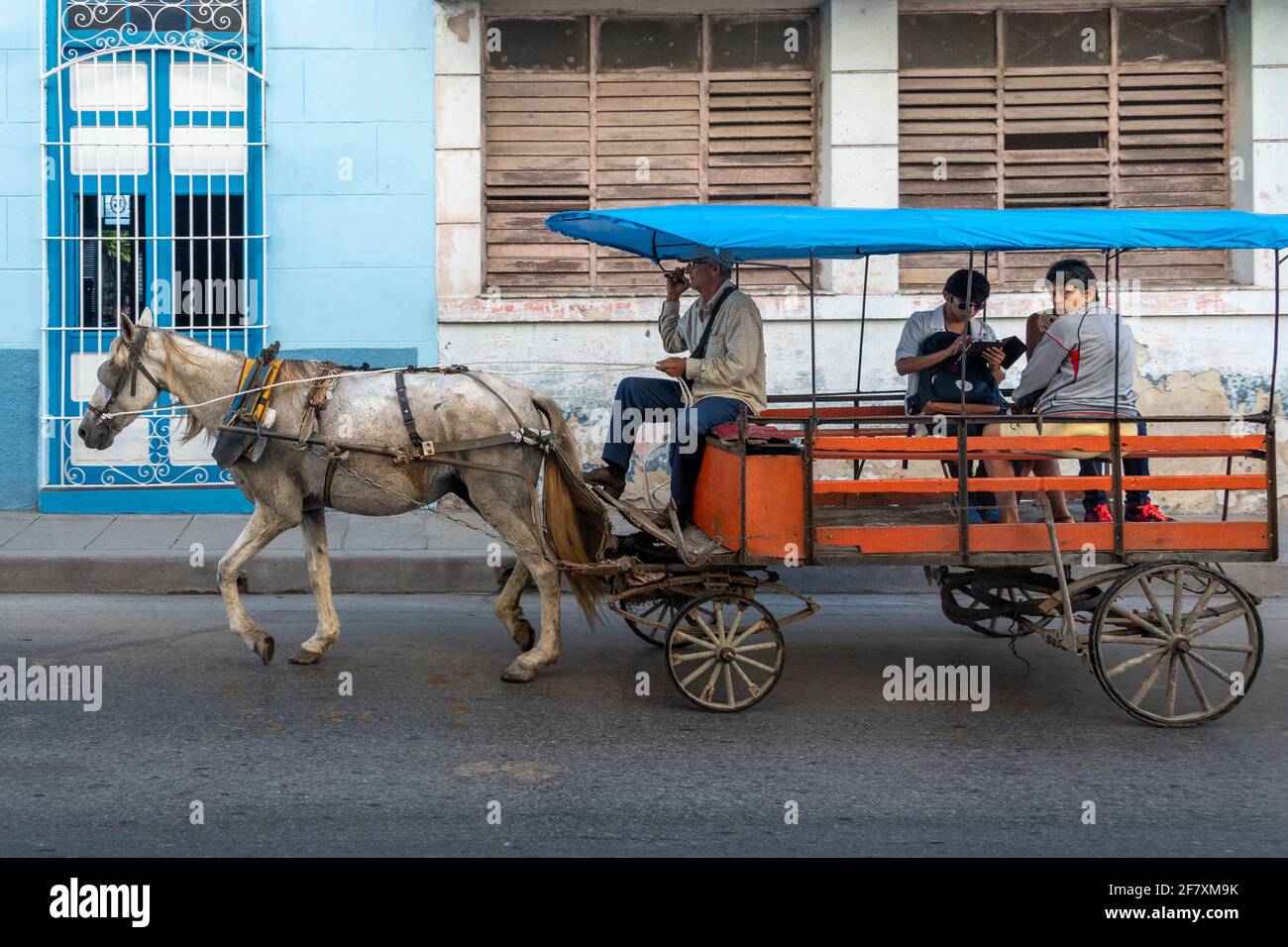 Transporte en carro tirado por caballos, Santa Clara, Cuba Fotografía de  stock - Alamy