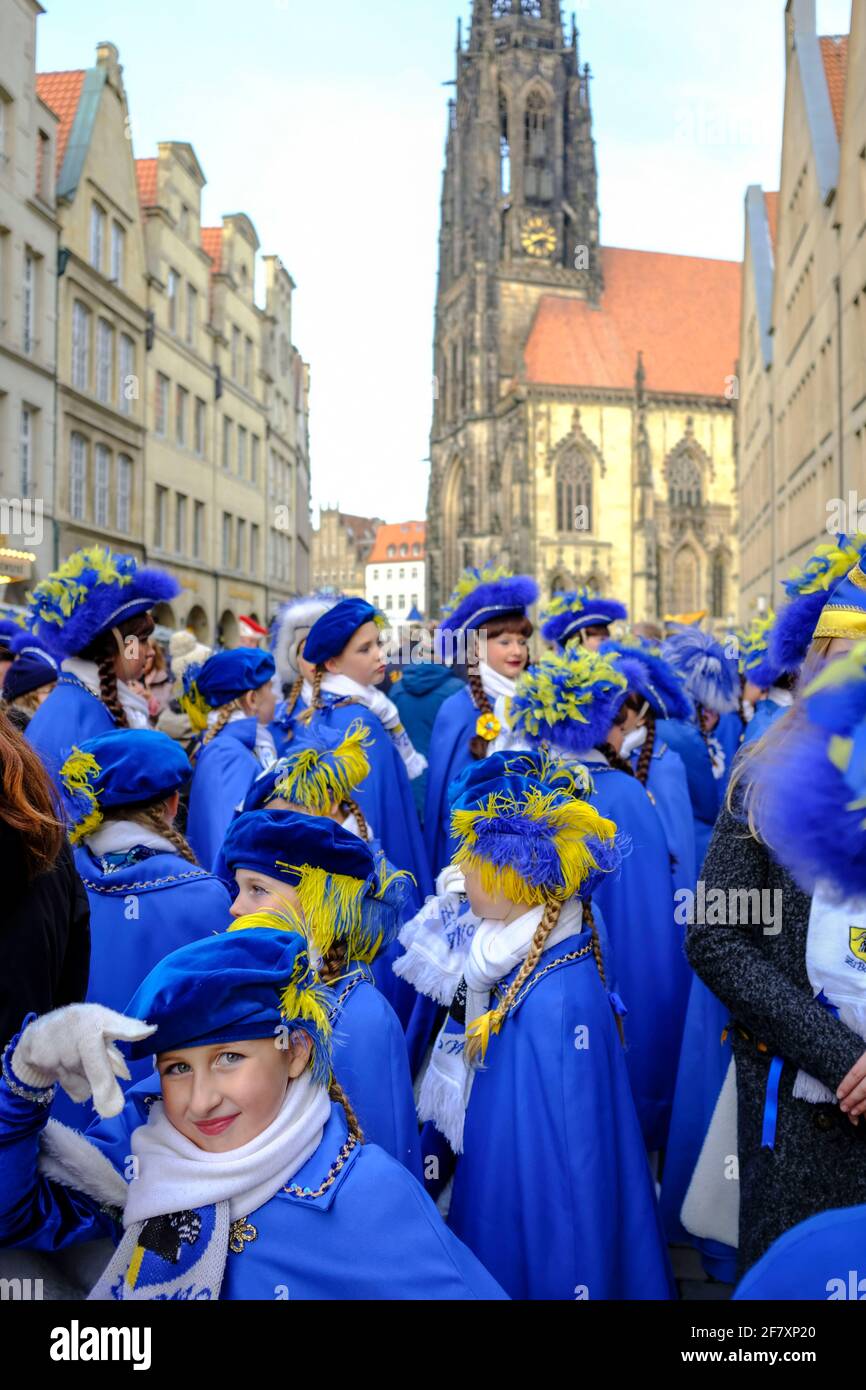 16.11.2019, Muenster, Renania del Norte Westfalia, Deutschland -Karnevalsumzug auf dem Prinzipalmarkt vor der Kirche St. Lamberti en Muenster Foto de stock