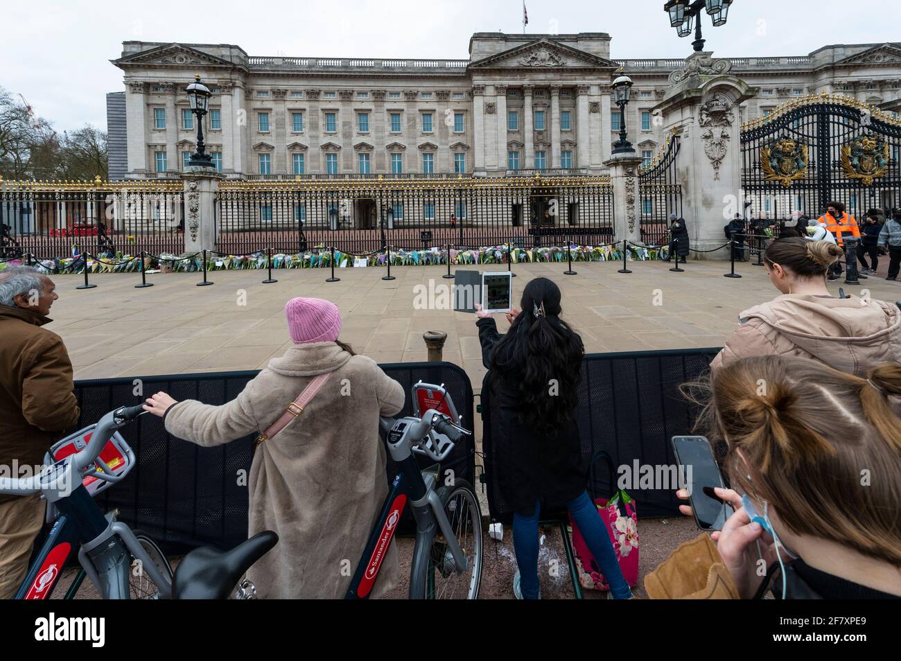 Londres, Reino Unido. 10 de abril de 2021. El día anterior se anunciaron multitudes en las afueras del Palacio de Buckingham después de la muerte del príncipe Felipe, de 99 años de edad. Crédito: Stephen Chung / Alamy Live News Foto de stock