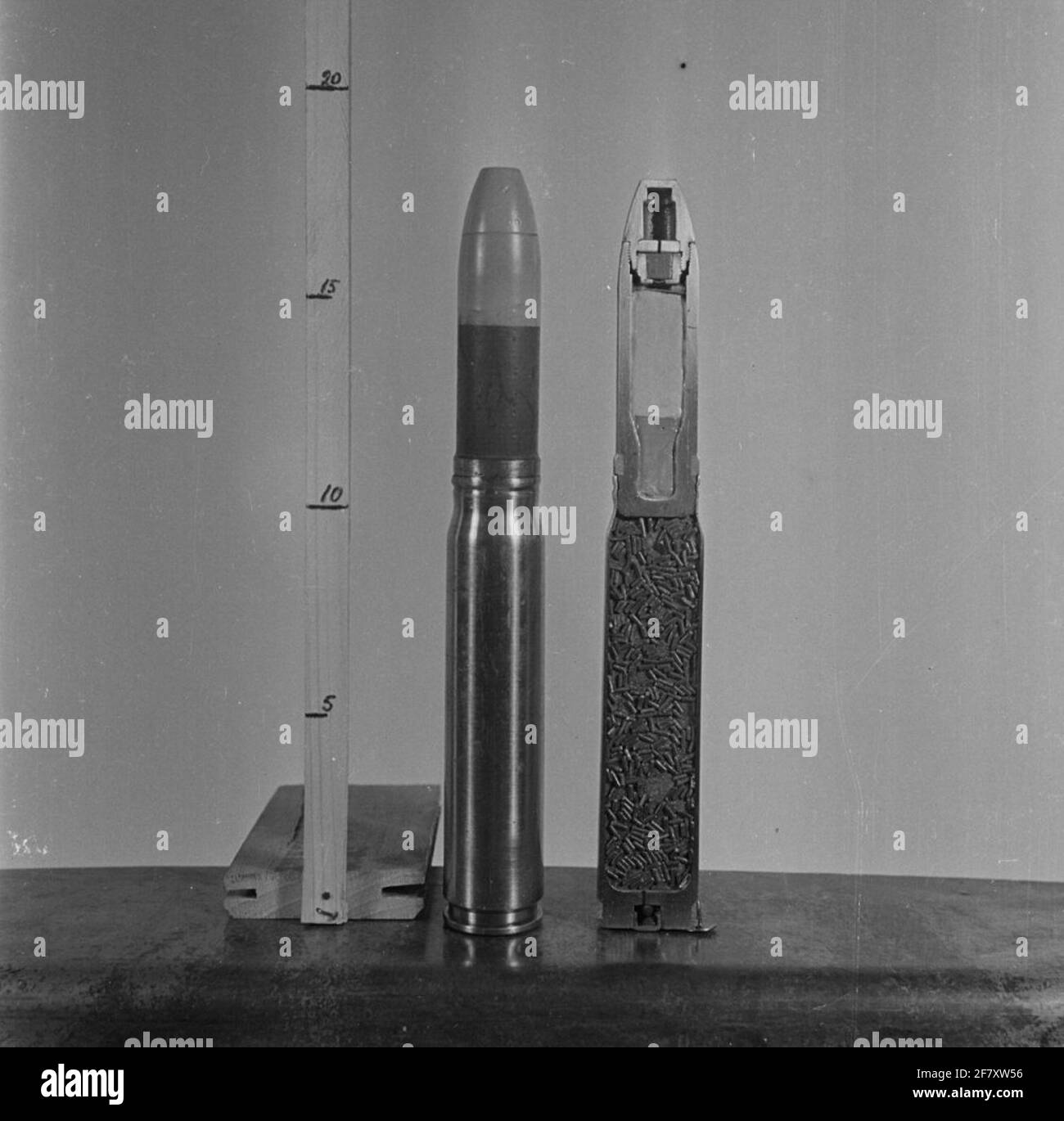 Una granada completa de 20 mm con una vista transversal de la carga