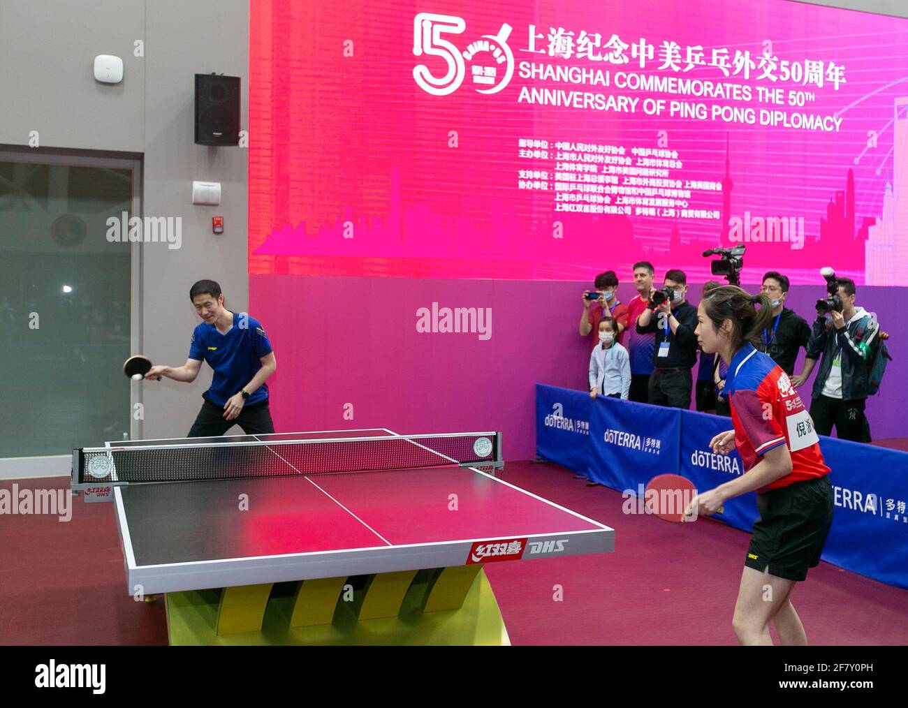 Shanghai, China. 10th de Abr de 2021. El campeón del mundo Wang Liqin (1st  L) muestra habilidades de tenis de mesa siguiendo a un China-EE.UU Partido  amistoso de Ping-Pong durante un evento