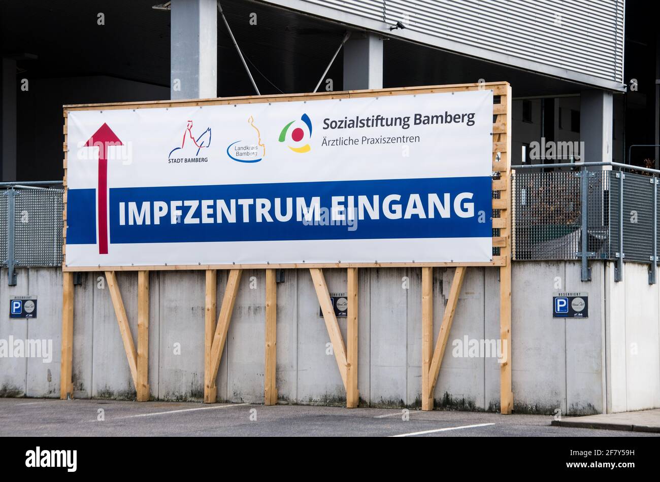 Bamberg, Alemania - 10,4.2021. Un cartel con la inscripción Entrada al Centro de Vacunación señala el camino hacia el Centro de Vacunación Foto de stock