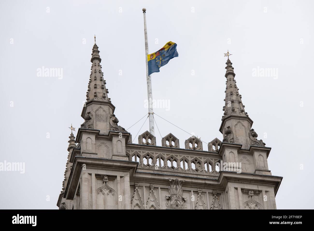 Londres, Reino Unido. 10 de abril de 2021. La Bandera de la Abadía vuela a media asta sobre la Abadía de Westminster, Londres, como una marca de respeto después de la muerte del Duque de Edimburgo ayer. Fecha de la foto: Sábado 10 de abril de 2021. El crédito de la foto debe ser: Matt Crossick/Empics/Alamy Live News Foto de stock