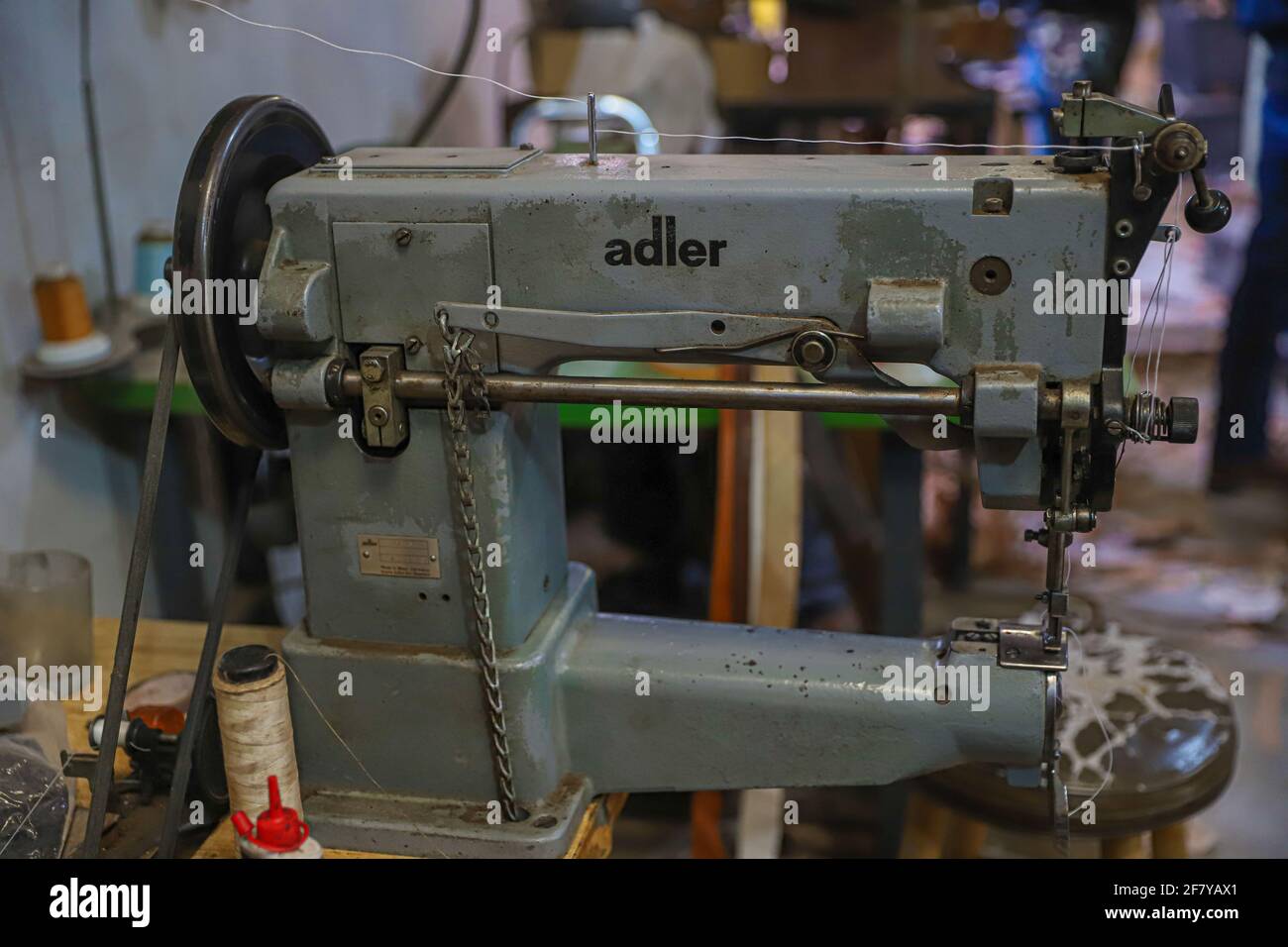 Máquina de coser en la fábrica de botas, talabartería, calzado y artesanía  de cuero en el municipio de Moctezuma. Moctezuma, Sonora, México. . (Foto  de Luis Gutiérrez / Norte Foto) Maquina de