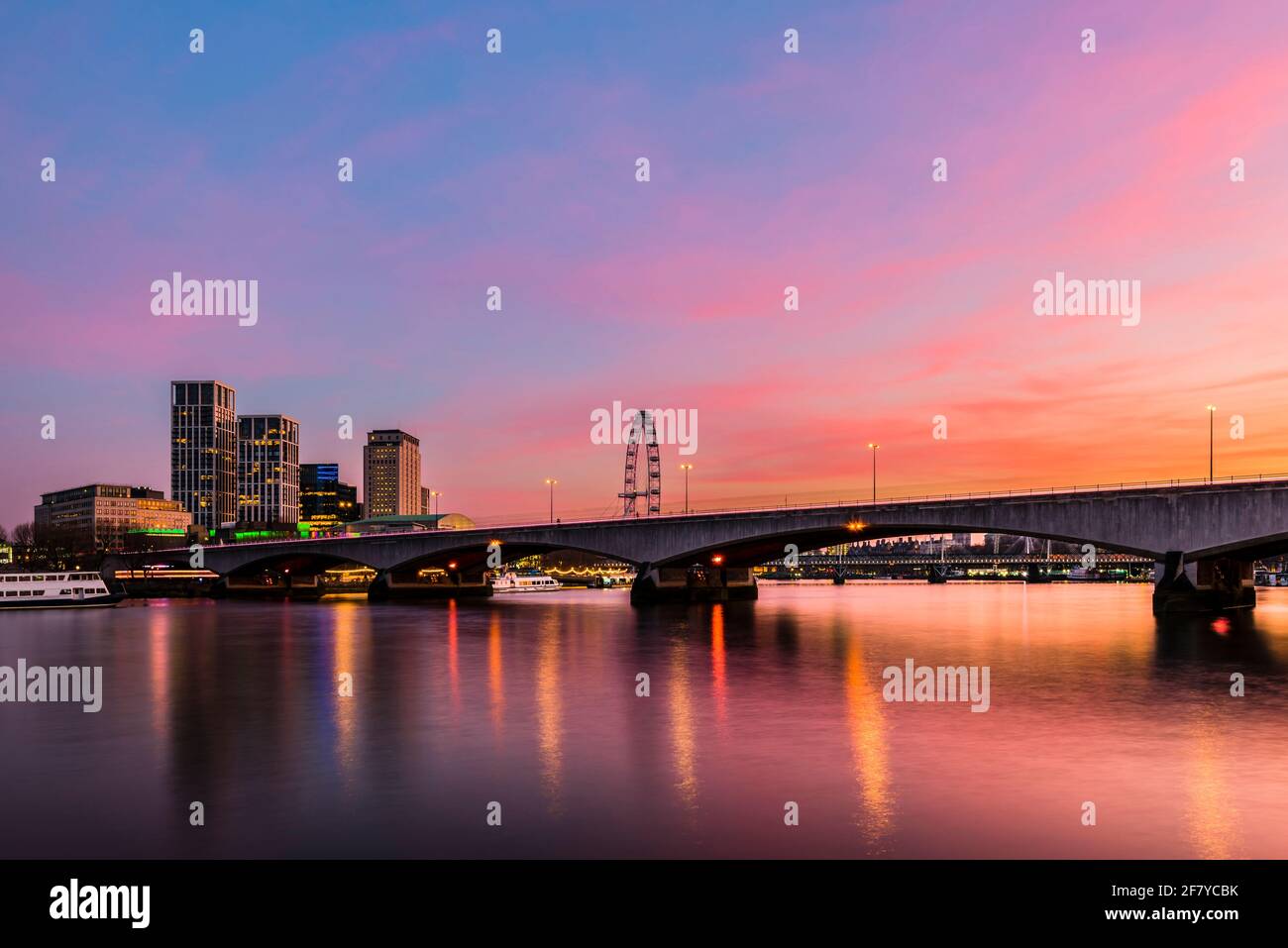 Cielos naranjas al atardecer sobre el puente Waterloo en el río Támesis, Londres, Reino Unido Foto de stock