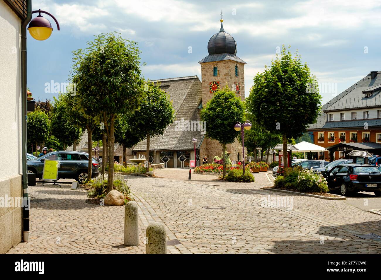 Schluchsee, Baden-Württemberg, Alemania - Julio 28 2020 : Vea la iglesia católica de San Nicolás en un agradable día de verano en la Selva Negra Foto de stock