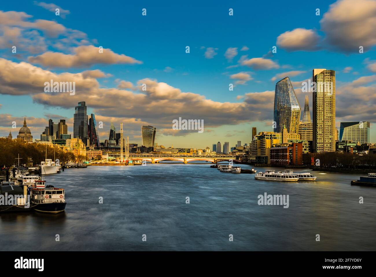 Vista a última hora de la tarde sobre la ciudad de Londres y el puente Blackfriars, Londres, Reino Unido Foto de stock