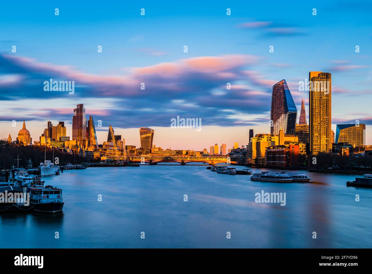 Vista al atardecer sobre la ciudad de Londres y el puente Blackfriars, Londres, Reino Unido Foto de stock