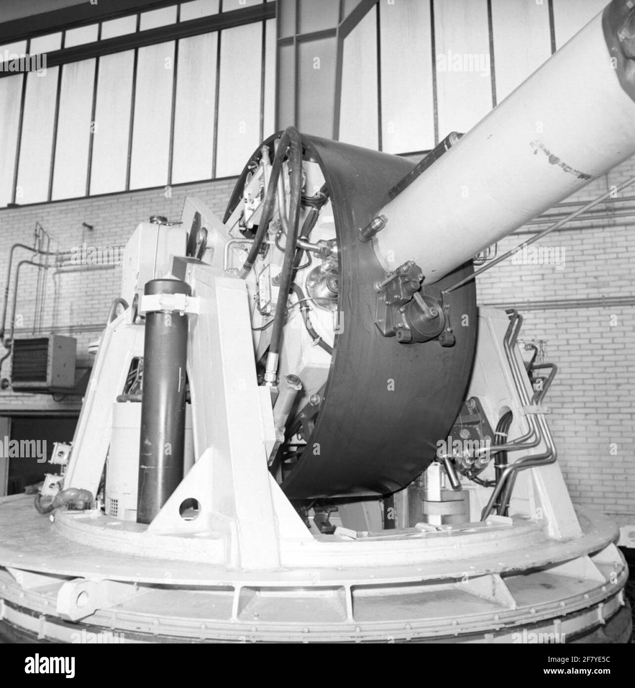 Tiendas del ejército. Un Oto Melara en la sala de artillería para