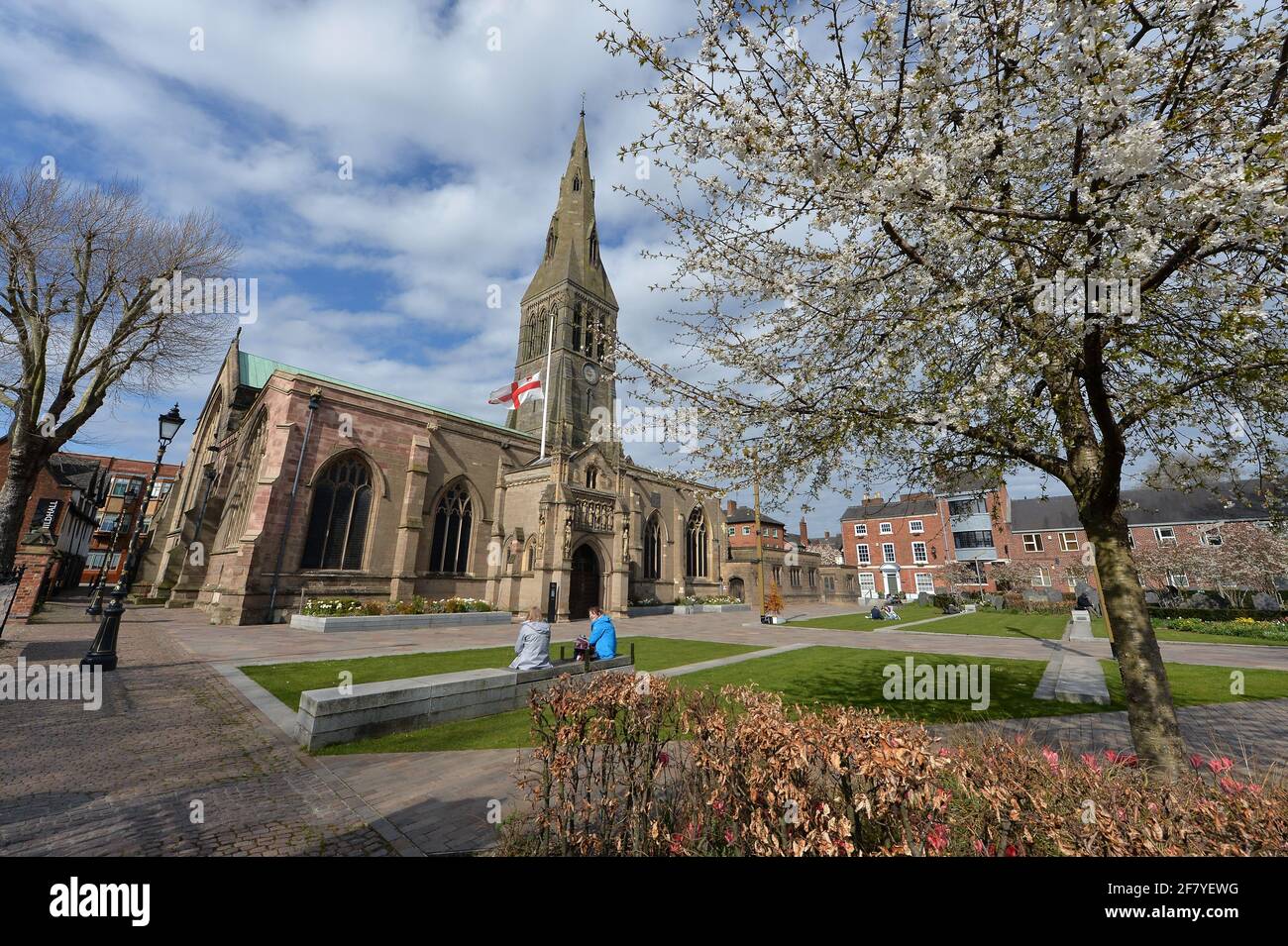 Leicester, Leicestershire, Reino Unido, 10th de abril de 2021. Noticias del Reino Unido. La bandera de San Jorge es volada a media asta en la Catedral de Leicester para marcar la muerte de Su Alteza Real el Duque de Edimburgo. Alex Hannam/Alamy Live News Foto de stock