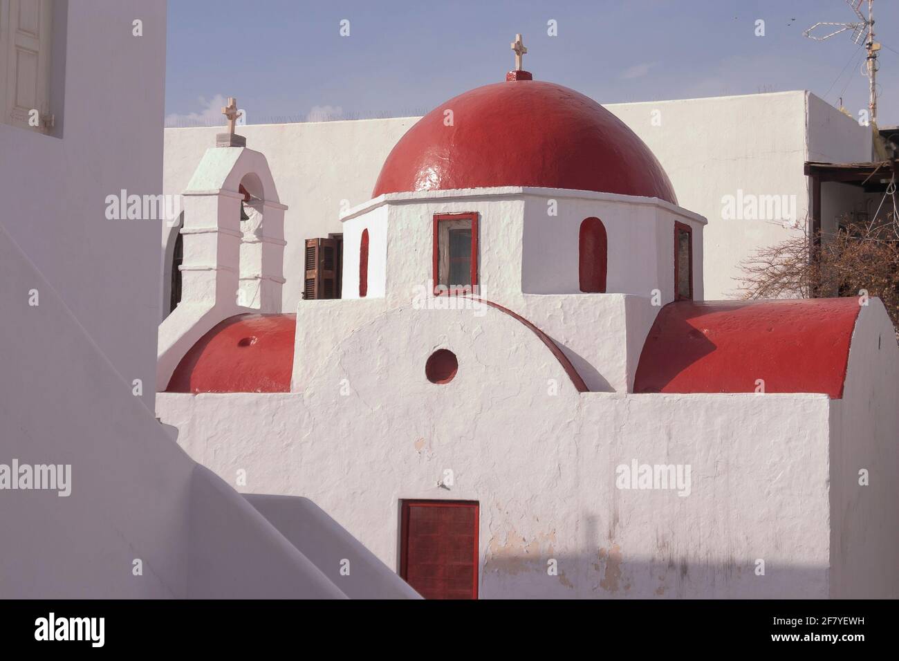 Mykonos, Grecia - 05 de abril de 2012: Iglesia Metropolitana, templo cristiano con cúpula roja y campanario, encalado en blanco en la ciudad de Mykonos, Cícladas i Foto de stock