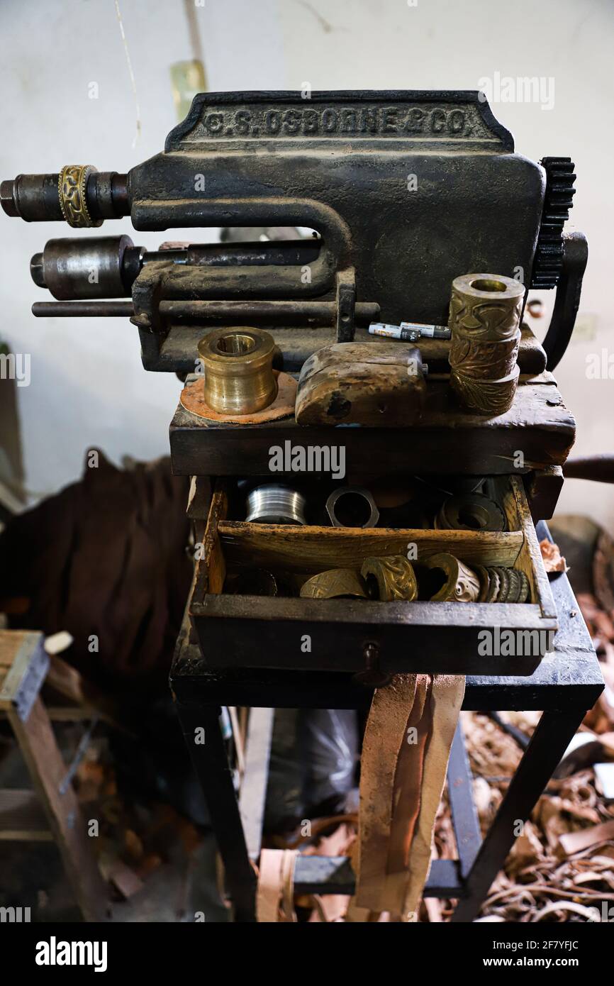 Antigua marca de máquina de coser S.C. Osborne and Co. En la fábrica de  botas, talabartería, calzado y artesanía de cuero en el municipio de  Moctezuma. Moctezuma, Sonora, México. . (Foto de