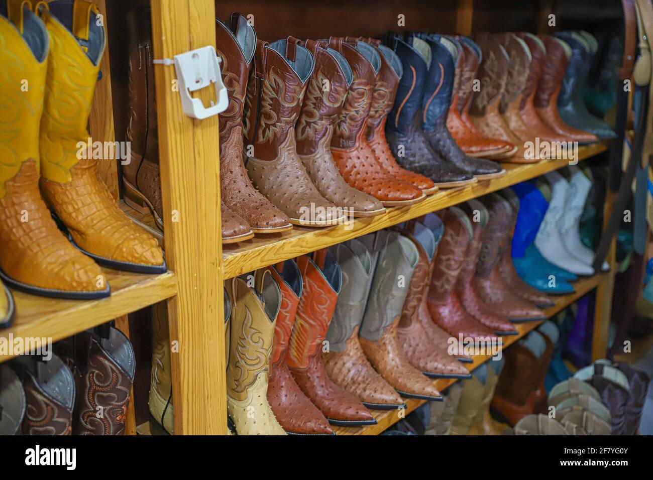 Botas de vaquero en exhibición en la fábrica de botas, talabartería, calzado y artesanía de cuero en el municipio Moctezuma. Moctezuma, Sonora, México. . (Foto de Luis Gutiérrez / Foto Norte)