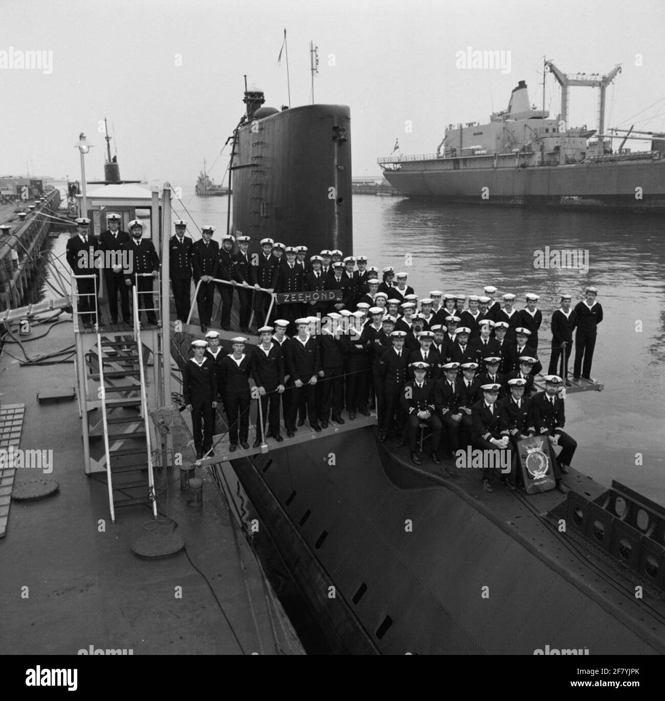 La tripulación del submarino de la clase Dolphin, HR.Ms. Junta (1961-1990). El hechizo 'Cave Canem' significa 'HAT you for the dog'. Foto de stock
