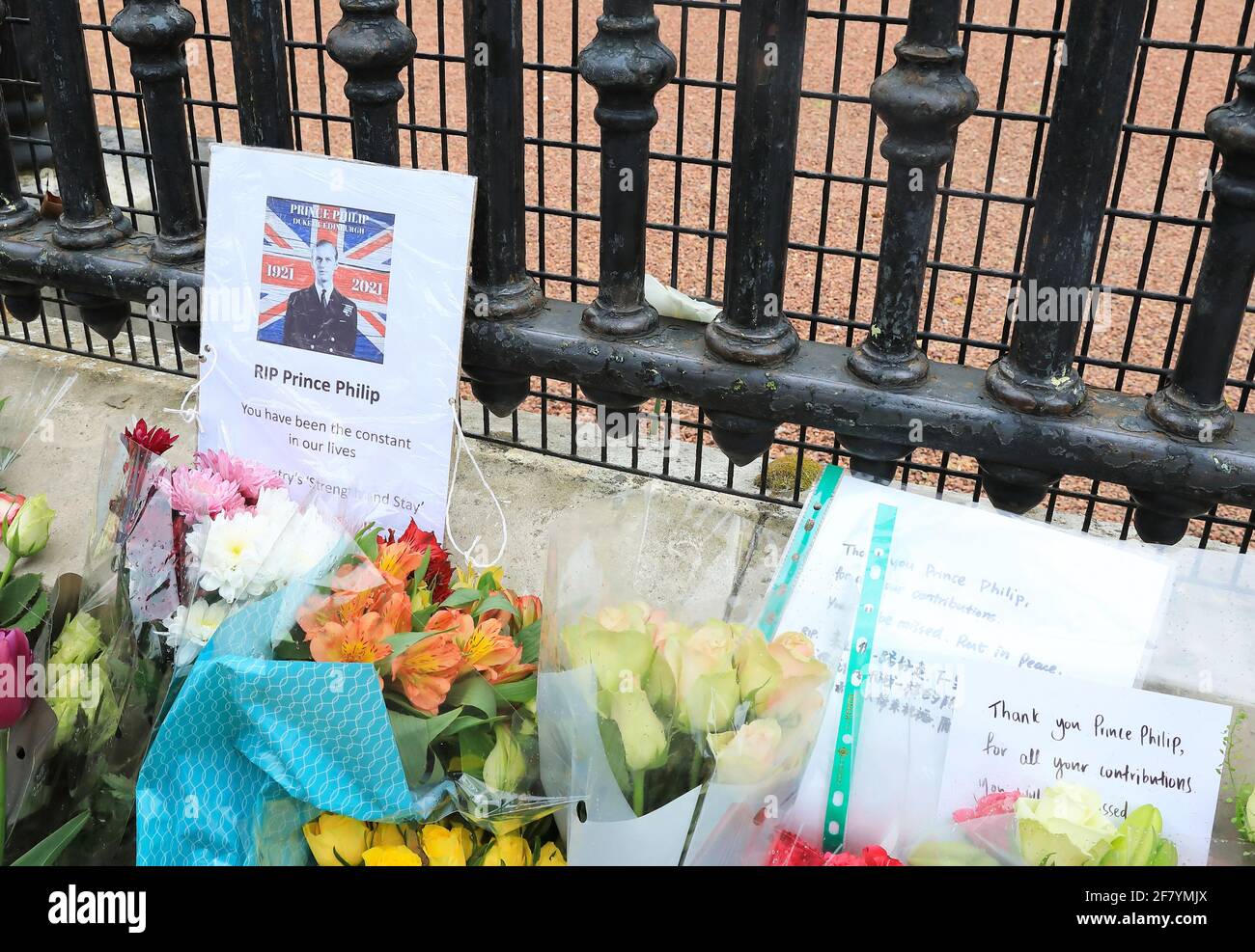 Londres, Reino Unido, abril de 10th 2021. La gente hizo cola para poner flores fuera de las puertas del palacio de Buckingham para pagar sus respetos y recordar a S.A.R. el príncipe Felipe que murió el viernes a los 99 años. Monica Wells/Alamy Live News Foto de stock
