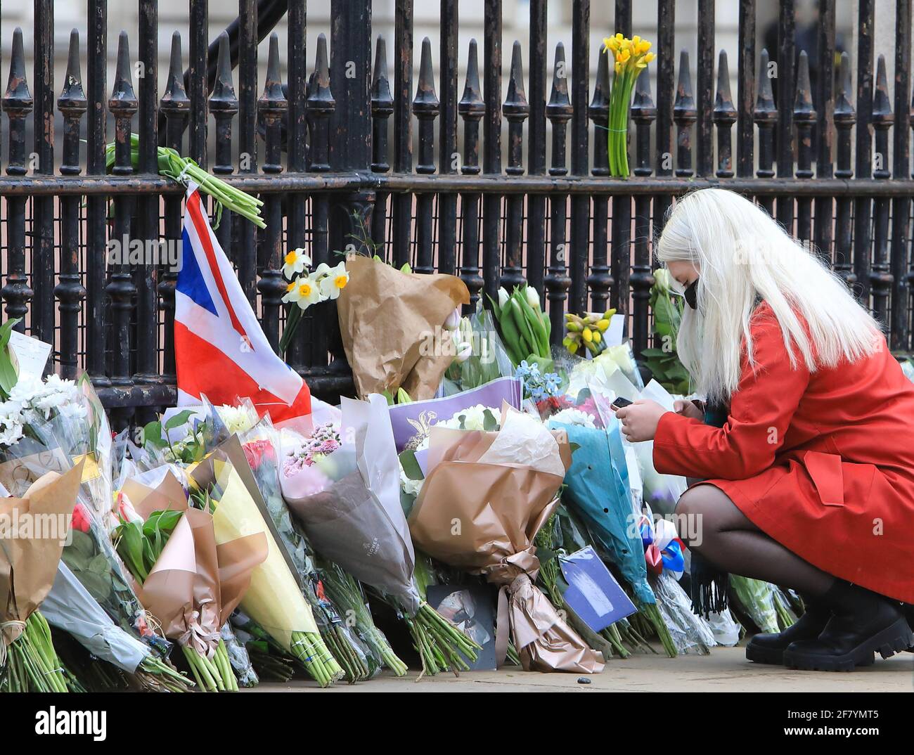 Londres, Reino Unido, abril de 10th 2021. La gente hizo cola para poner flores y rendir sus respetos fuera del Palacio de Buckingham en homenaje al Príncipe Felipe de la HRH, que murió el viernes a la edad de 99 años, a sólo 2 meses de su cumpleaños de 100th. Monica Wells/Alamy Live News Foto de stock