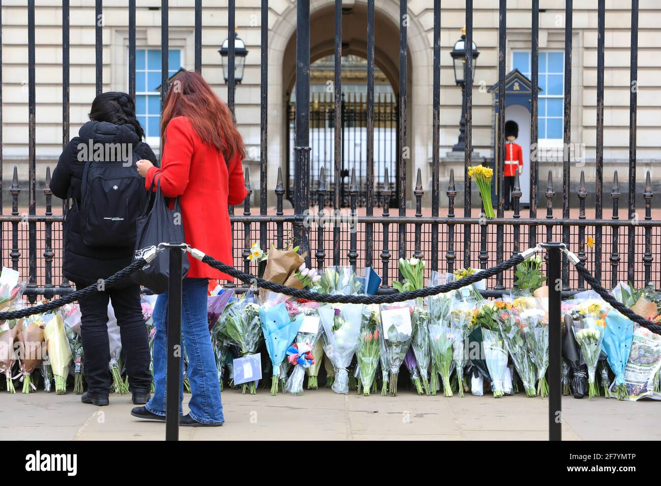 Londres, Reino Unido, abril de 10th 2021. La gente hizo cola para poner flores y rendir sus respetos fuera del Palacio de Buckingham en homenaje al Príncipe Felipe de la HRH, que murió el viernes a la edad de 99 años, a sólo 2 meses de su cumpleaños de 100th. Monica Wells/Alamy Live News Foto de stock