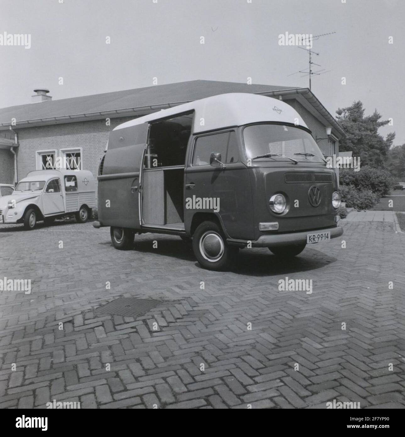 Volkswagen Combi Vw T 2 con estructura de techo elevada y puerta corredera  grande. El vehículo fue utilizado por el cadi (servicio de cantina) donde  los soldados podían comprar café, caramelos y