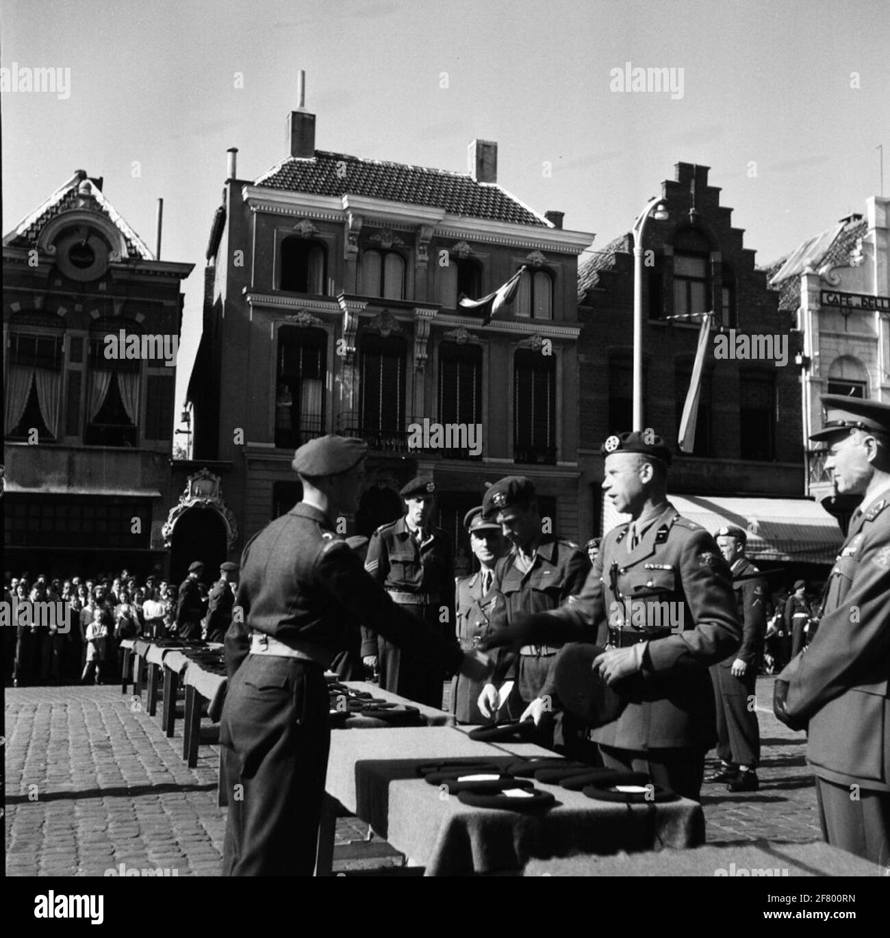 Primera presentación de los barets verdes de la Stormschool Roosendaal en el mercado de Roosendaal. Mayor j.h.a.k. Garthérie van Weezel (comandante) felicita a un nuevo mando. M.i.v. 01-07-1950 El nombre del Roosendaal Stormschool cambió al nombre de Grupos de Mando del Cuerpo .. Foto de stock