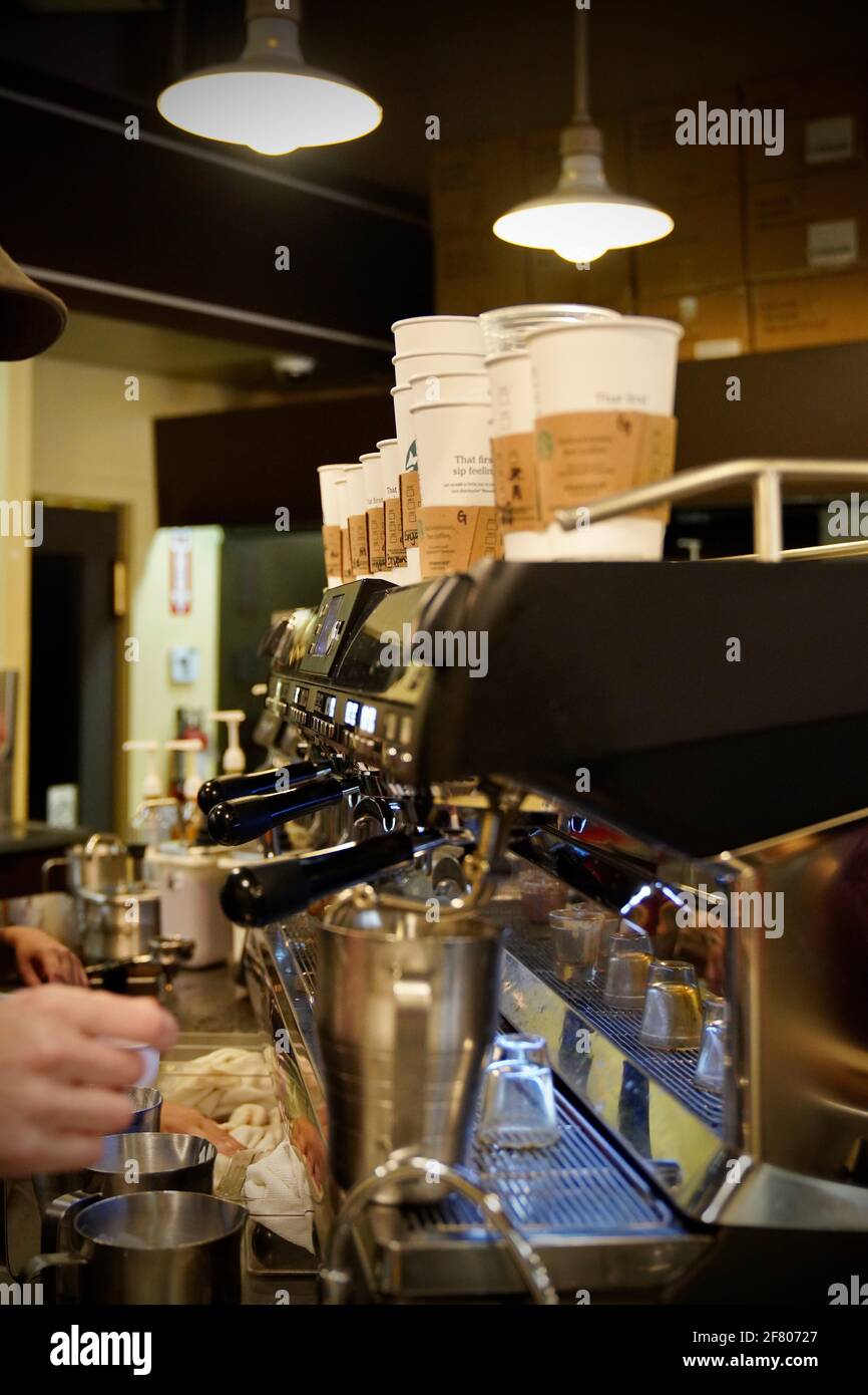 Hacer café en Starbucks en Pike Place Market en Seattle, Washington,  Estados Unidos, con máquina de café y un montón de tazas vacías Fotografía  de stock - Alamy