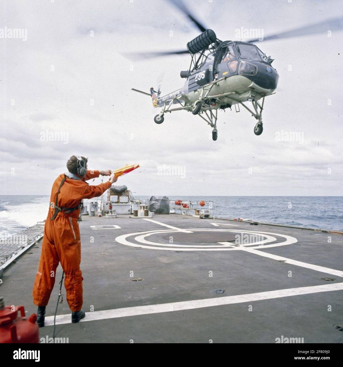 El Westland Wasp Mk.1, Serie 2 y 2A (AH-12A) con número de registro 236 (1966-1981) sale de la indicación del oficial de la cubierta de vuelo de HR.Ms Van Galen (1967-1987). Foto de stock