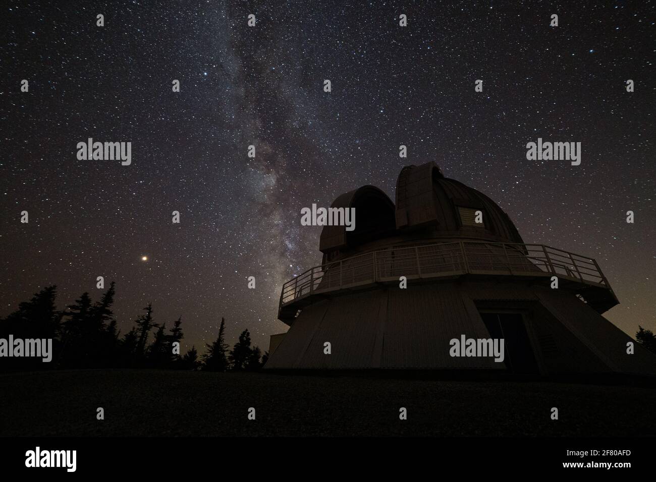 observatorio por la noche en verano con cielo estrellado y abierto cúpula Foto de stock