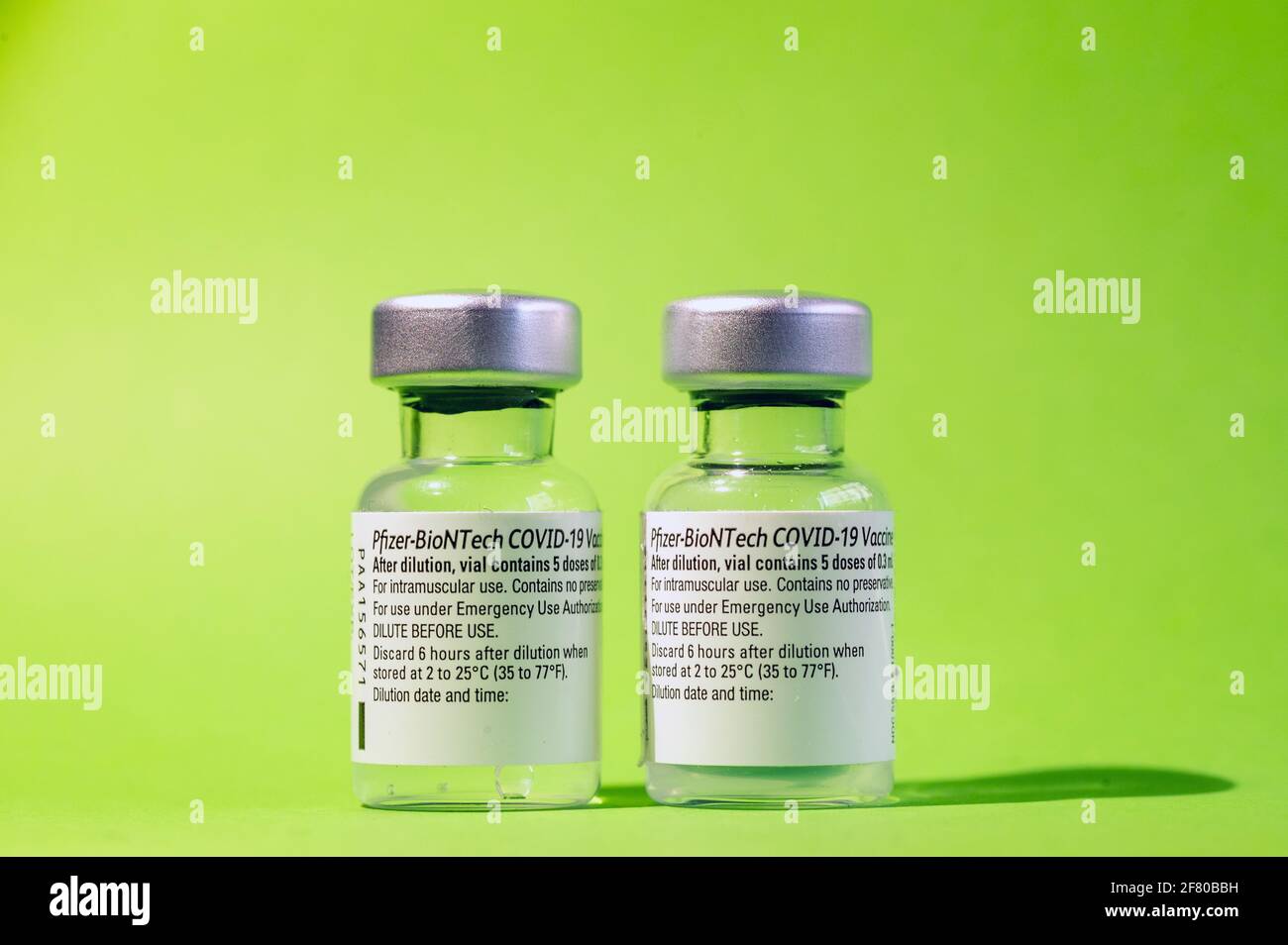 Viales de vacunas Pfizer - BioNTech para el tratamiento con coronavirus (COVID-19). España recibió esta semana un nuevo envío de 1,2 millones de dosis de la vacuna Foto de stock