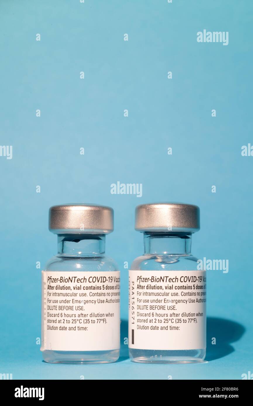 Viales de vacunas Pfizer - BioNTech para el tratamiento con coronavirus (COVID-19). España recibió esta semana un nuevo envío de 1,2 millones de dosis de la vacuna Foto de stock