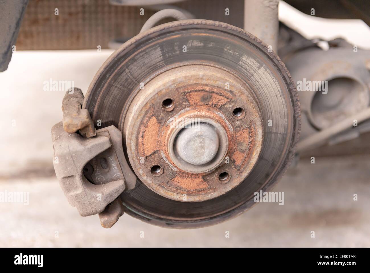 Disco de freno muy desgastado. Disco de freno de coche después de desmontar  la rueda. Un disco oxidado que necesita ser reemplazado Fotografía de stock  - Alamy