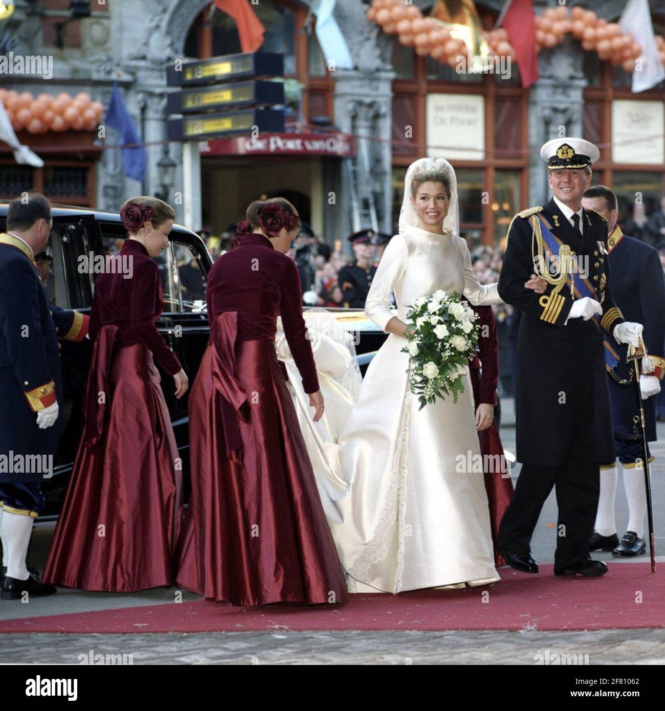 Amsterdam; 02FEB2002 Cavdkm / Rob Gieling Kroonprins Willem Alexander y la señora Máxima Zorreguieta han entrado en el matrimonio. Un total de más de 2000 soldados de las cuatro fuerzas armadas han tenido éxito junto con la reserva nacional. Ella formó los diversos guardias honorables y de bandera. A lo largo de toda la ruta que fue conducida con el carruaje de oro, los soldados fueron elaborados. Foto: Llegada al Nieuwe Kerk. Foto de stock