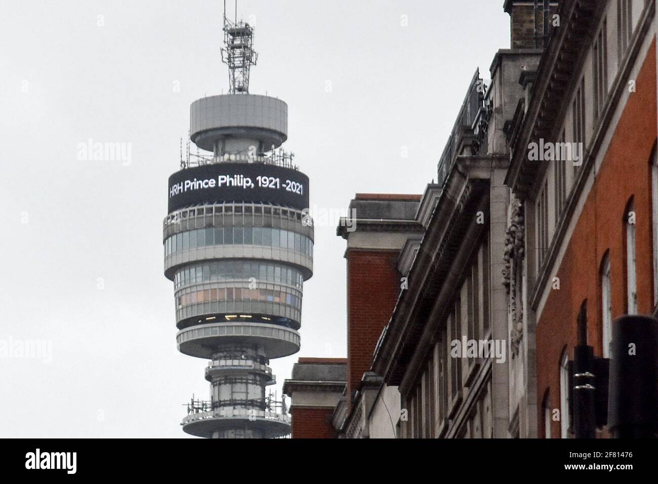 Londres, Reino Unido. 10th de Abr de 2021. La Torre BT muestra el nombre del difunto Príncipe Felipe, el Duque de Edimburgo. El marido de la reina Isabel II, murió en la mañana del 9 de abril de 2021, a la edad de 99 años. Crédito: Ilya Dmitryachev/TASS/Alamy Live News Foto de stock