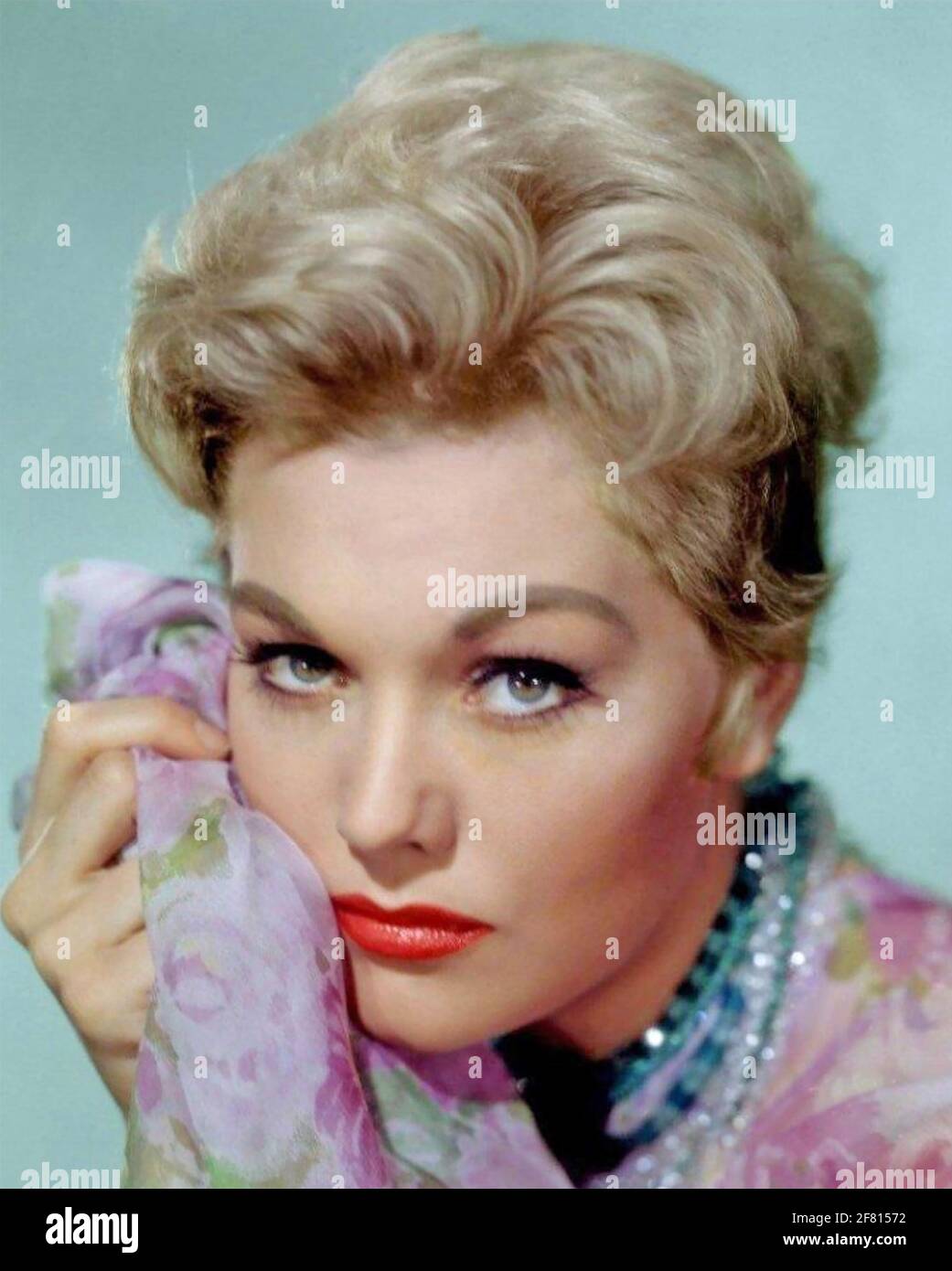 KIM NOVAK actriz americana cerca de 1960 Foto de stock