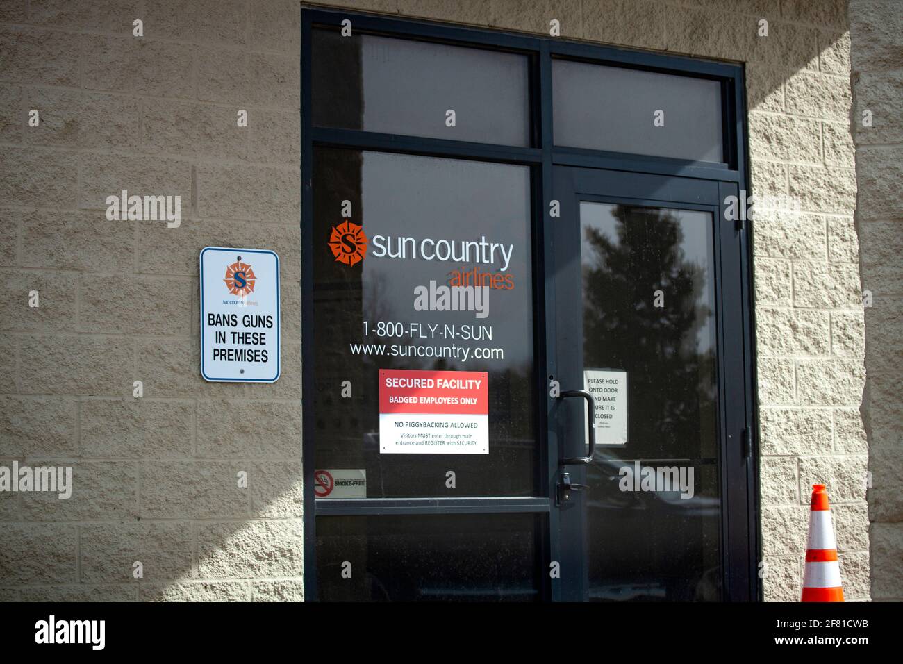 Entrada principal a las oficinas de negocios de Sun Country Airlines en el Aeropuerto Internacional St Paul de Minneapolis. Minneapolis Minnesota MN Estados Unidos Foto de stock