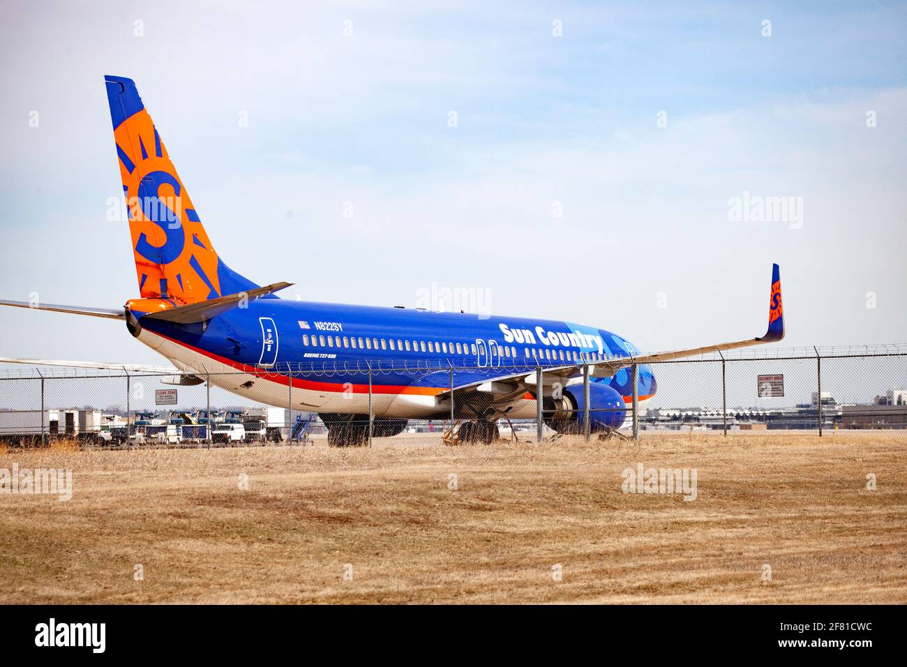 El colorido avión Sun Country aparcado en el delantal en el Aeropuerto Internacional St Paul de Minneapolis. Minneapolis Minnesota MN Estados Unidos Foto de stock