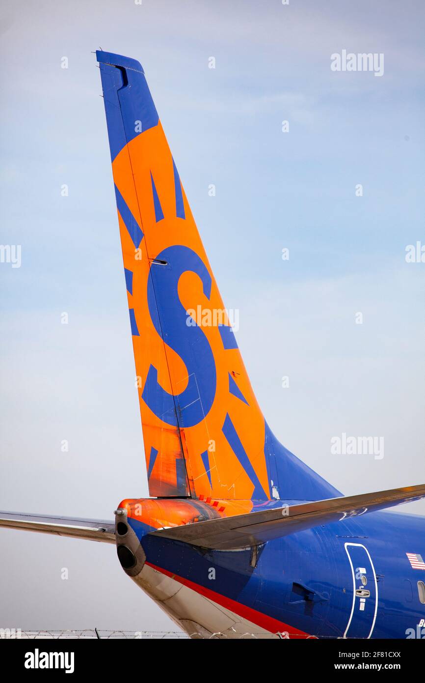 Cola de un aparcado y colorido avión Sun Country en el delantal del Aeropuerto Internacional St Paul de Minneapolis. Minneapolis Minnesota MN Estados Unidos Foto de stock