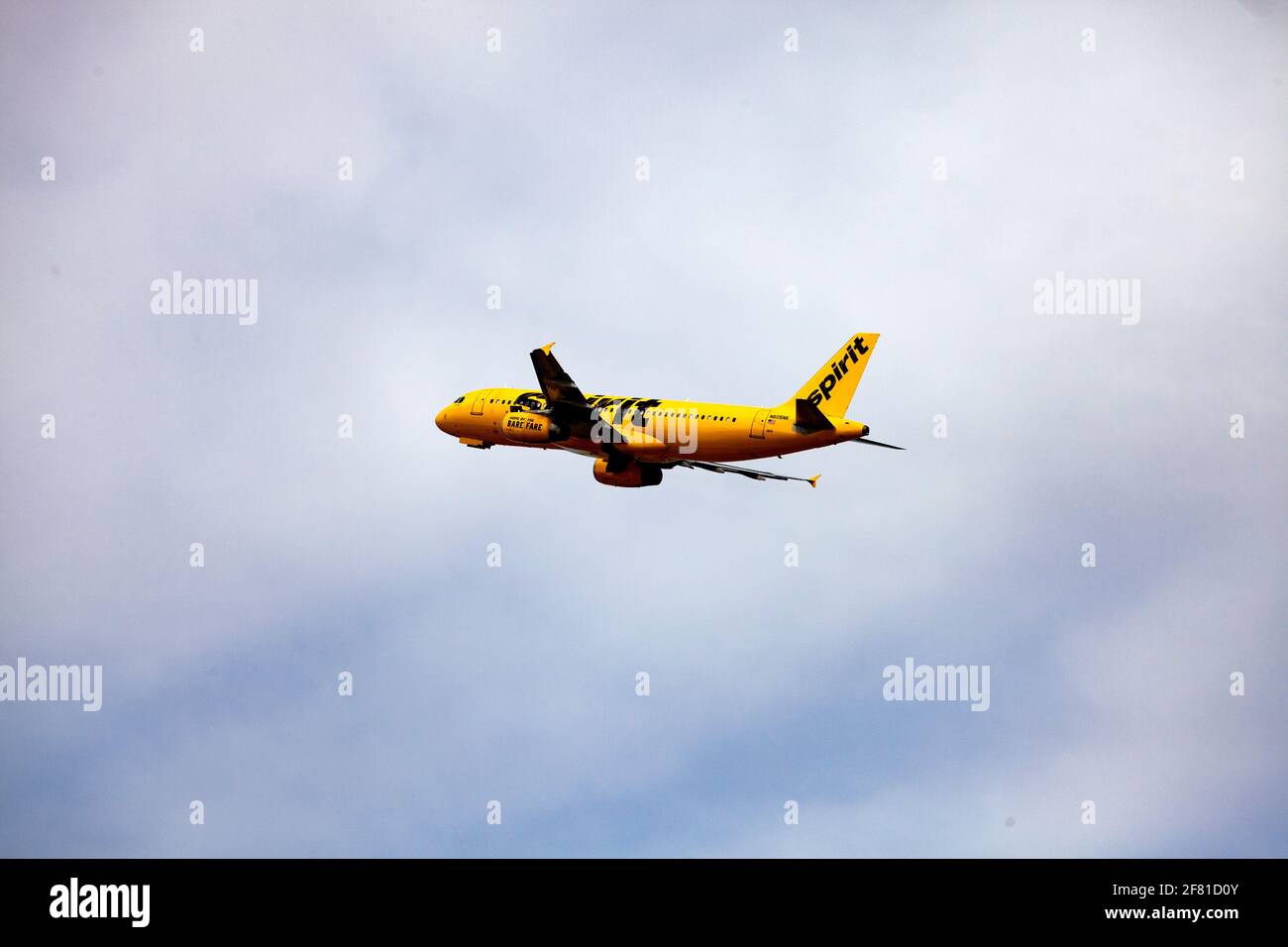 Avión Spirit amarillo brillante en vuelo en el Aeropuerto Internacional St Paul de Minneapolis. Minneapolis Minnesota MN Estados Unidos Foto de stock