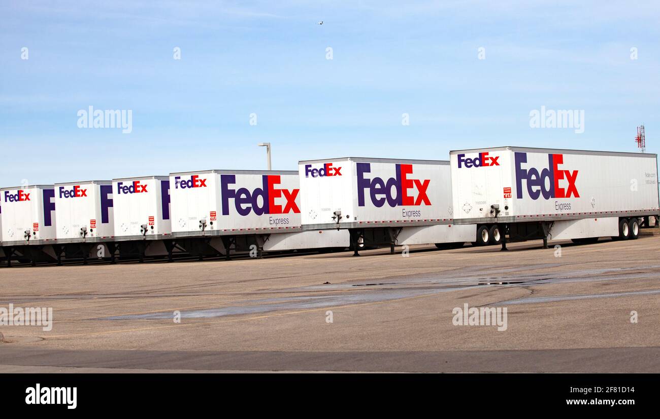 Los remolques semirremolques FedEx se alinearon en su lugar de negocios en el Aeropuerto Internacional St Paul de Minneapolis. Minneapolis Minnesota MN Estados Unidos Foto de stock