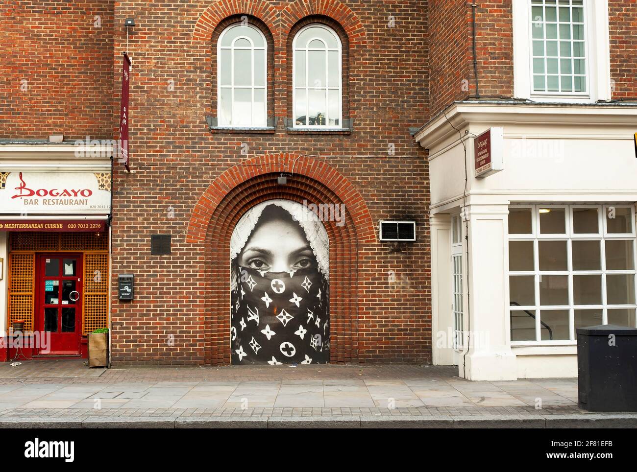 Mujer con un niqab Louis Vuitton. Arte callejero del artista marroquí Hassan Hajjaj. Old Street, Shoreditch, East London, Reino Unido. Jul 2012 Foto de stock