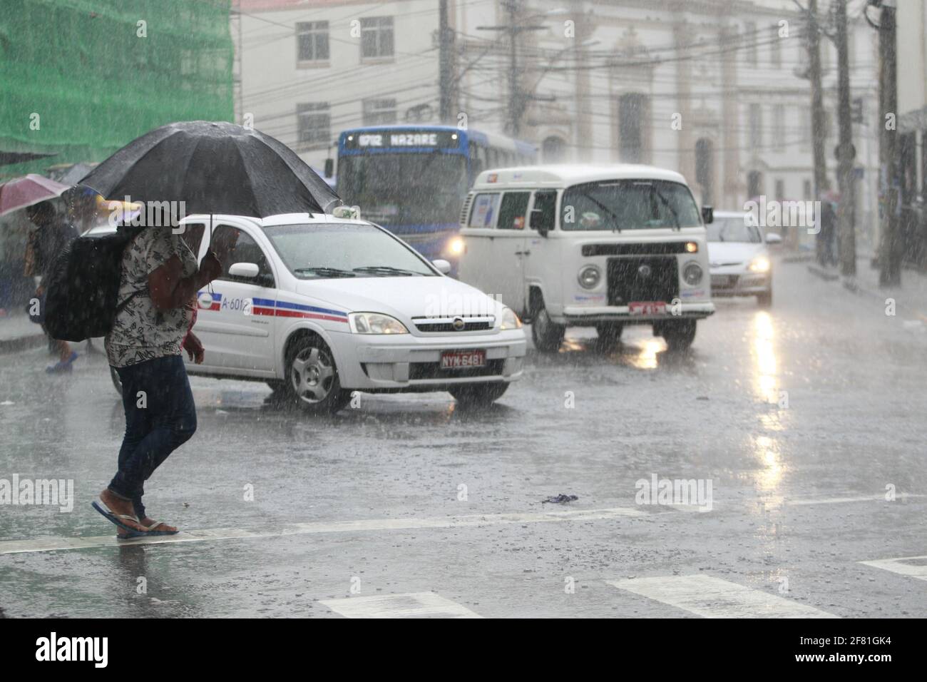 Pessoas São vistas usando guarda-chuva durante chuva no Centro da cidade de Salvador (BA) foto: Joá Souza / Ag. A TÁRDE Data:24/08/2016 *** Loca Foto de stock