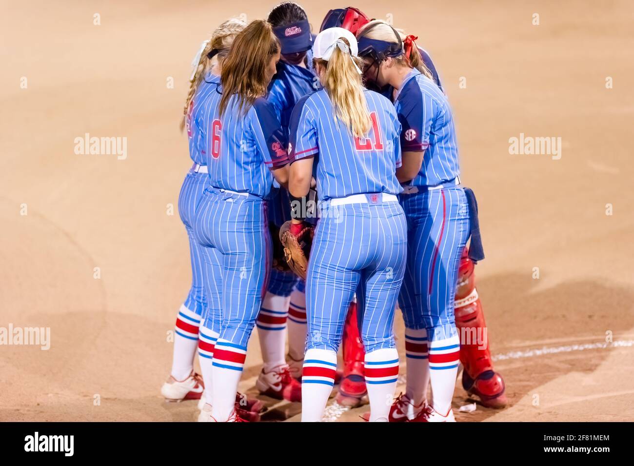 Fobia ensalada Evaluación El Equipo de Softbol Femenino de Texas Longhorns se enfrenta a la OLE Miss  Rebels en el Juego de Torneo Fotografía de stock - Alamy