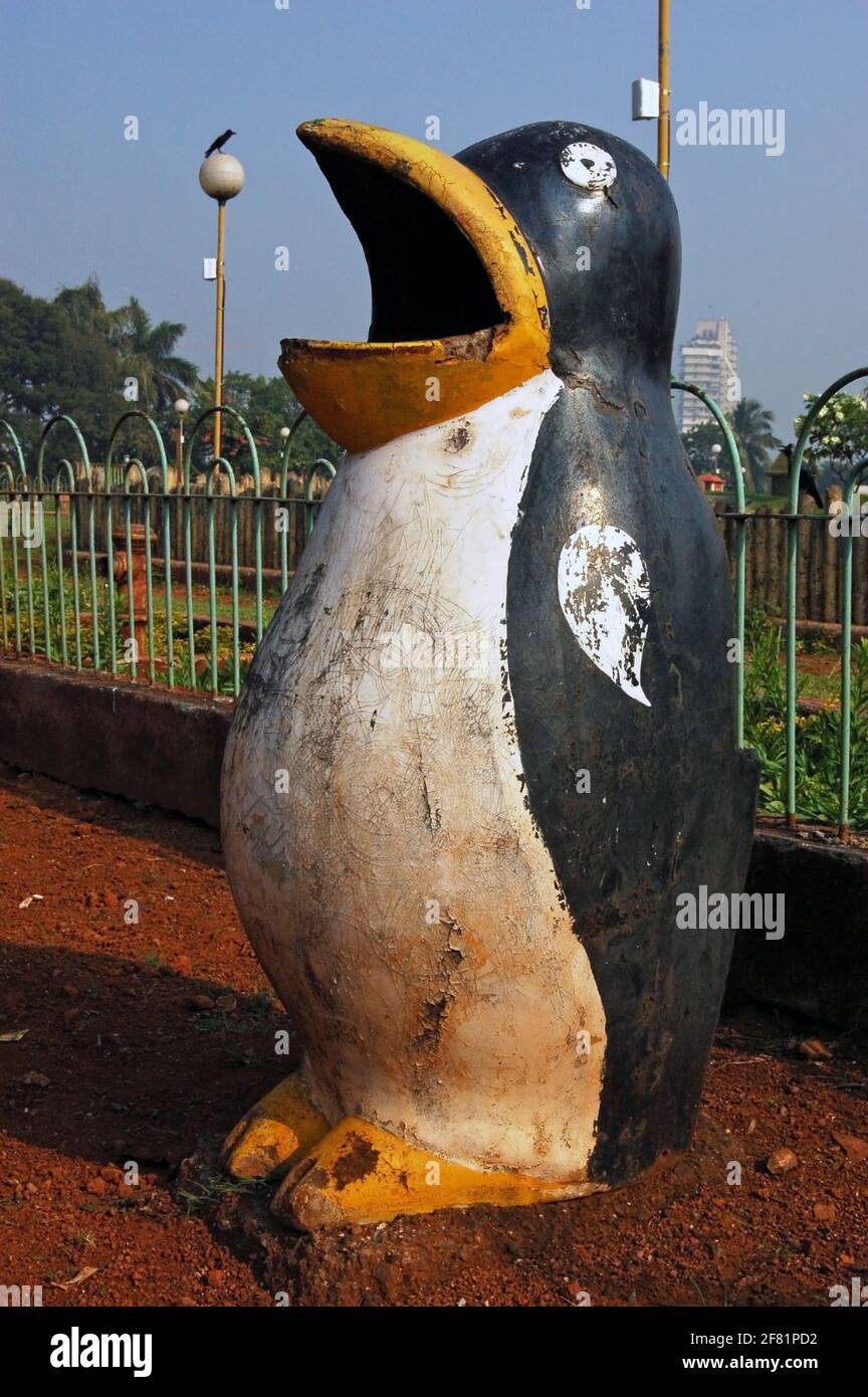 Un cubo de basura en forma de pingüino en un parque público en Mumbai, Maharastra, India. Foto de stock