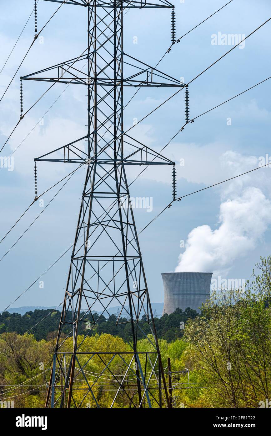 Arkansas Nuclear One, la única central nuclear de Arkansas, vista más allá de una torre de transmisión eléctrica de alto voltaje en Russellville. (EE. UU.) Foto de stock