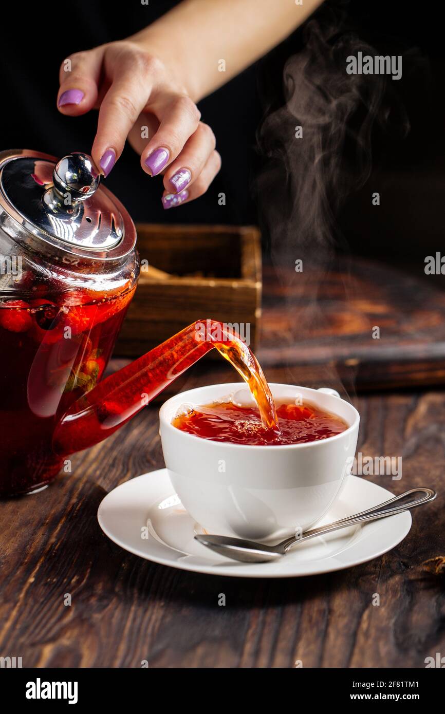 https://c8.alamy.com/compes/2f81tm1/las-manos-de-la-mujer-que-vierten-te-caliente-en-una-taza-de-la-olla-2f81tm1.jpg