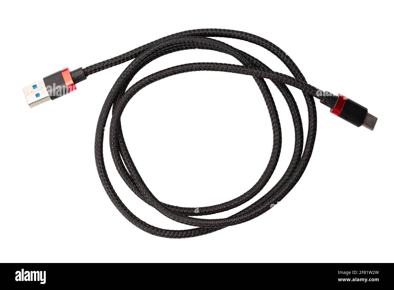 Cable cargador USB tipo C negro, compatible con muchos dispositivos,  envuelto en forma de espiral, aislado sobre fondo blanco. El archivo  contiene la ruta de recorte Fotografía de stock - Alamy