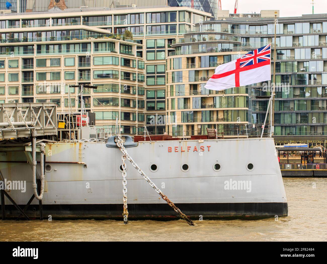 HMS Belfast volando la bandera a media asta en honor a la muerte del príncipe Felipe, el duque de Edimburgo. Río Támesis, Londres, 10th de abril de 2021 Foto de stock