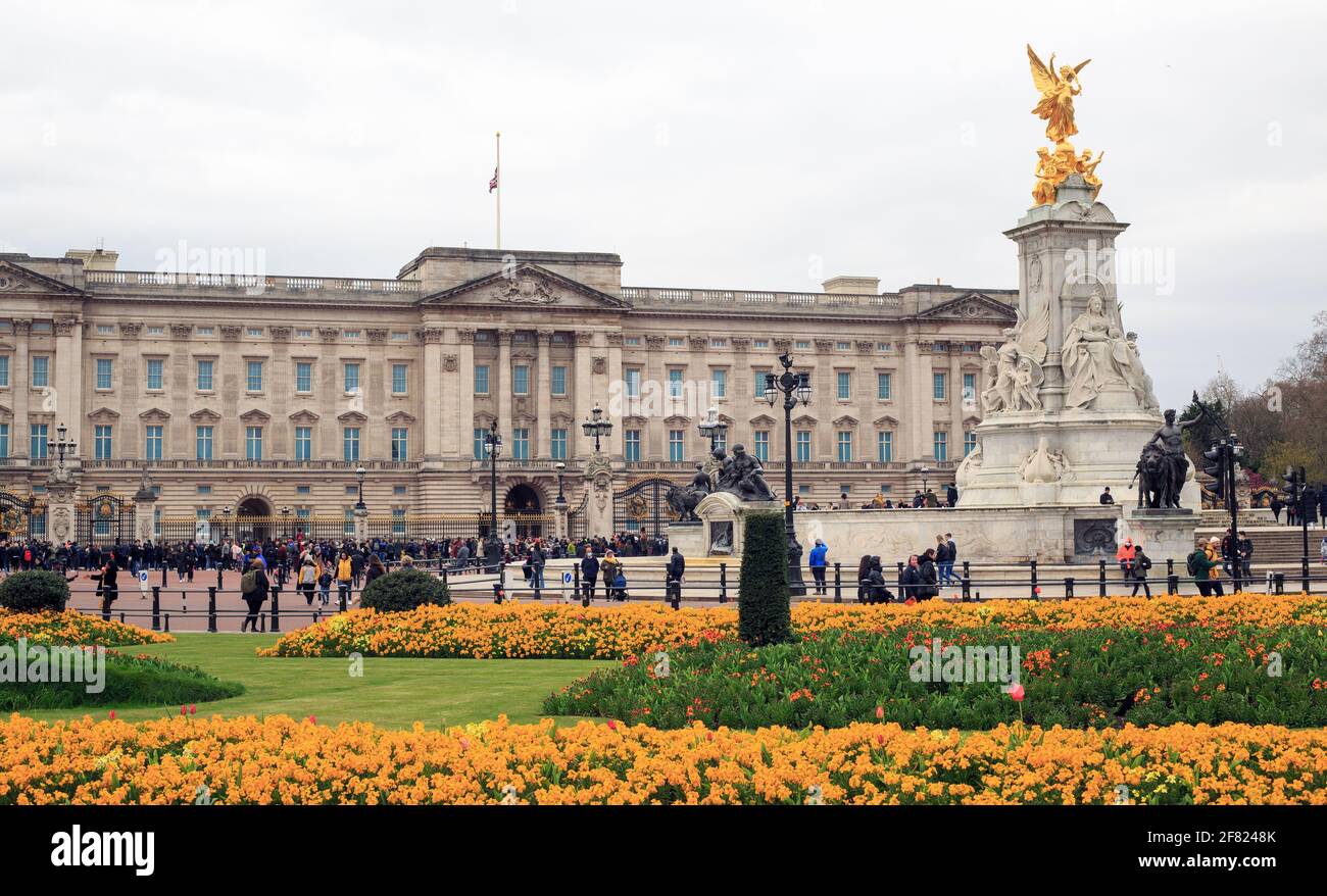 Buckingham Palace, Londres, 2021. Muchas personas que visitan el Palacio de Buckingham para rendir homenaje al Príncipe Felipe que murió el 9th de abril de 2021 Foto de stock