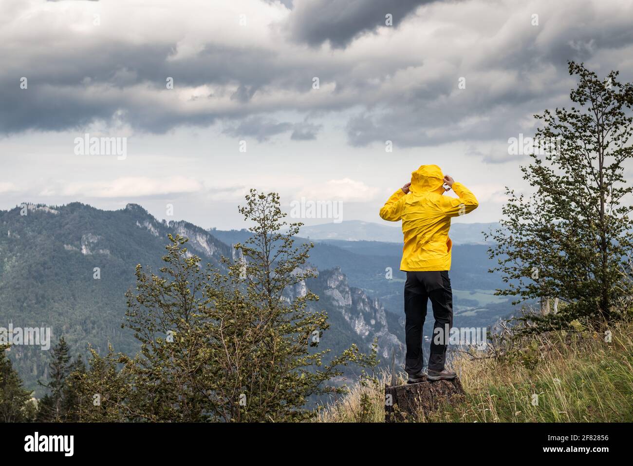 Viento fuerte en las Mujer que lleva ropa deportiva durante el senderismo en el El clima en las montañas está rápidamente Fotografía de stock - Alamy