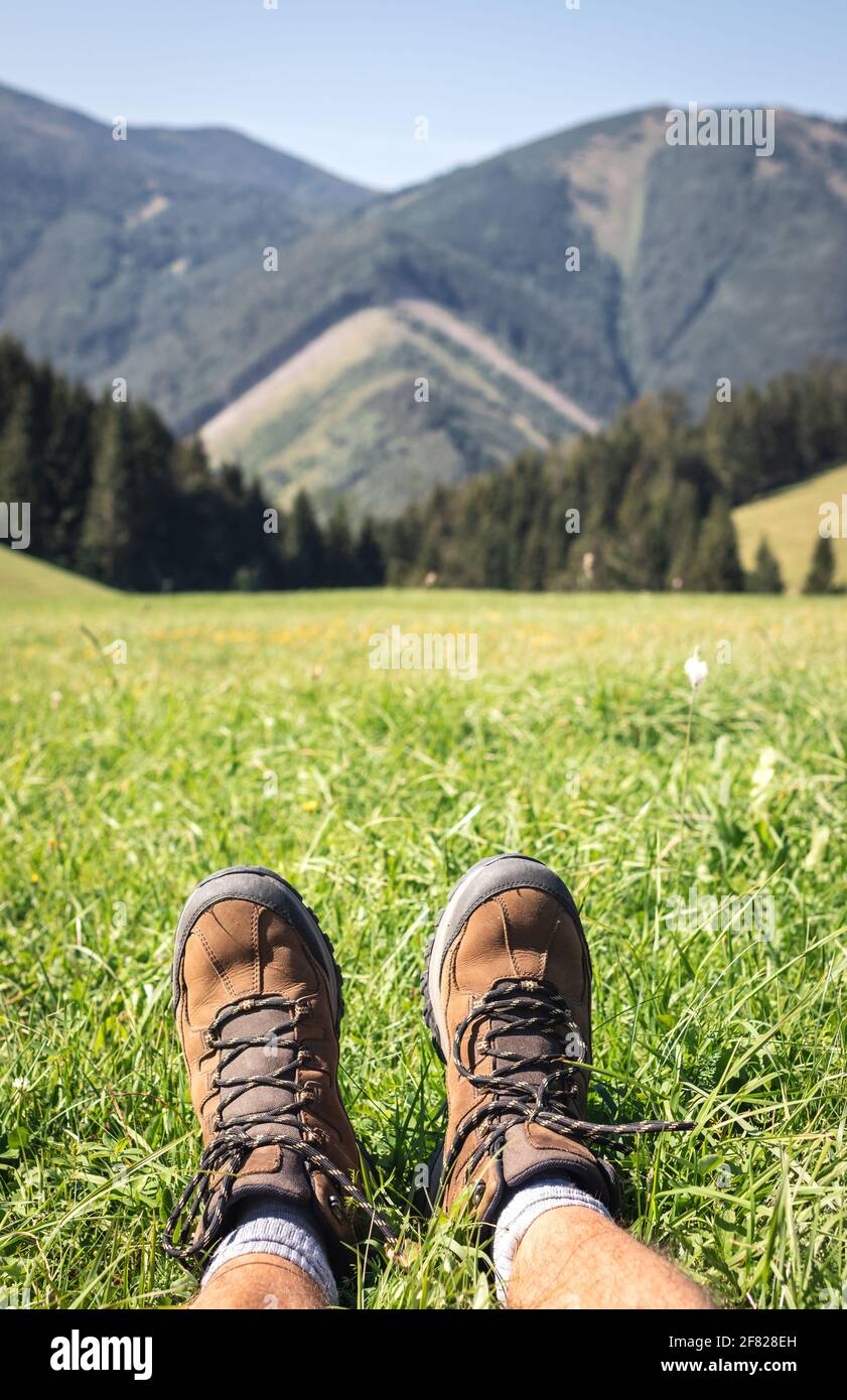 Botas de senderismo de cuero. Punto de vista turístico descansando durante la caminata en las montañas. Calzado deportivo para exteriores Foto de stock